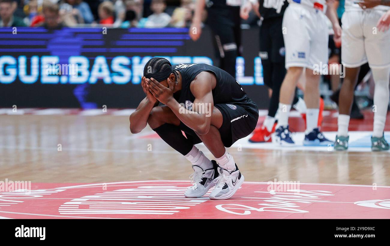 Wuerzbourg, Allemagne. 08 octobre 2024. IM Bild : Bazoumana Kone (paniers de Wuerzburg, 2), Verwunderung 08.10.2024, FIT/One paniers de Wuerzburg v. KK Igokea, Ligue des champions de basket-ball, 2. Spieltag, Deutschland, Wuerzburg, tectake-Arena, crédit : dpa/Alamy Live News Banque D'Images