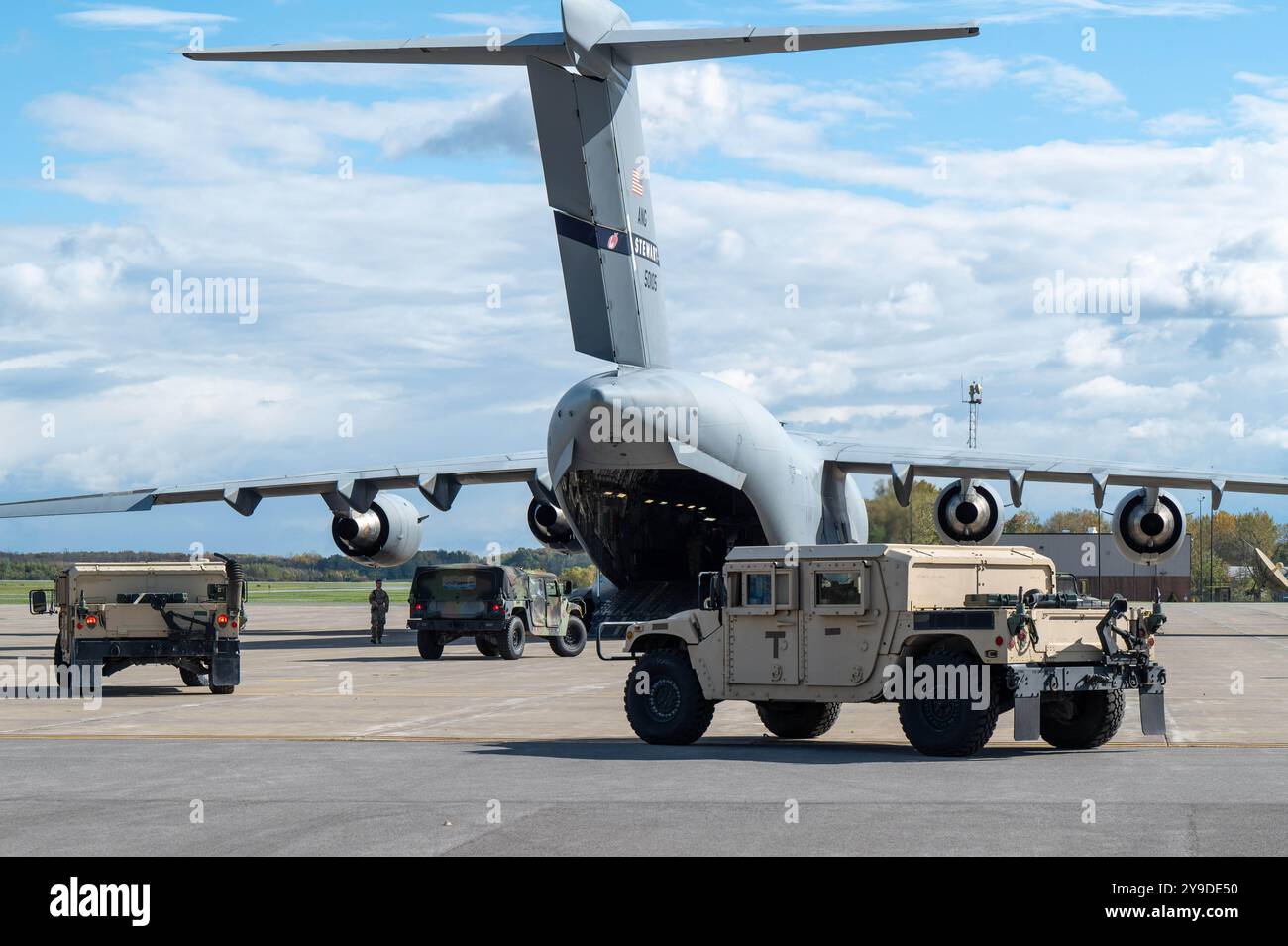 Des soldats de l’équipe de combat de la 27e brigade d’infanterie de la Garde nationale de l’armée de New York montent à bord d’un C-17 Globemaster III de la Garde nationale aérienne de New York Banque D'Images