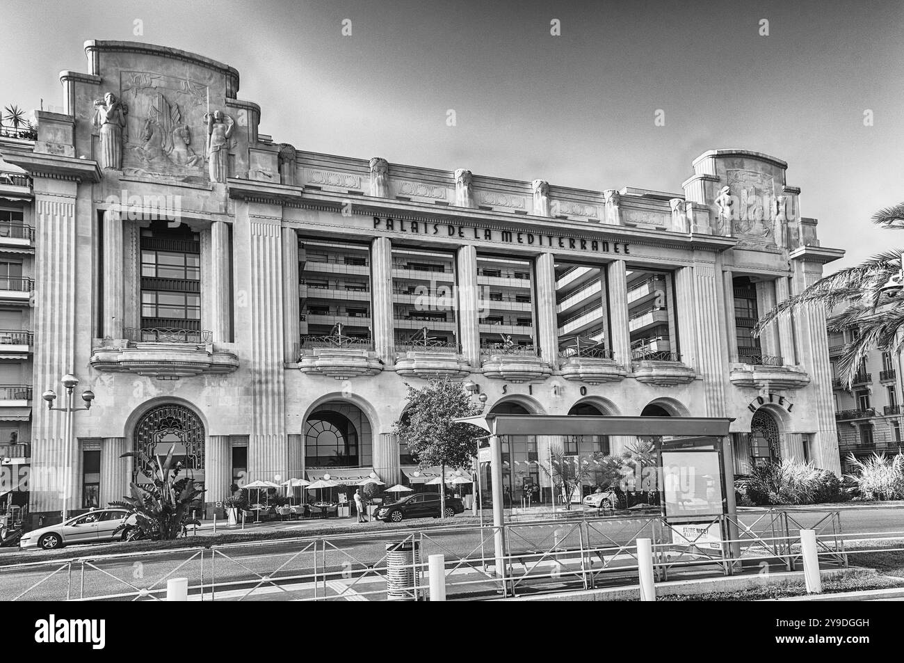 NICE, FRANCE - 11 AOÛT : façade du Palais de la Méditerranée, complexe hôtelier de luxe de neuf étages situé sur la Promenade des Anglais à Nice, Co Banque D'Images