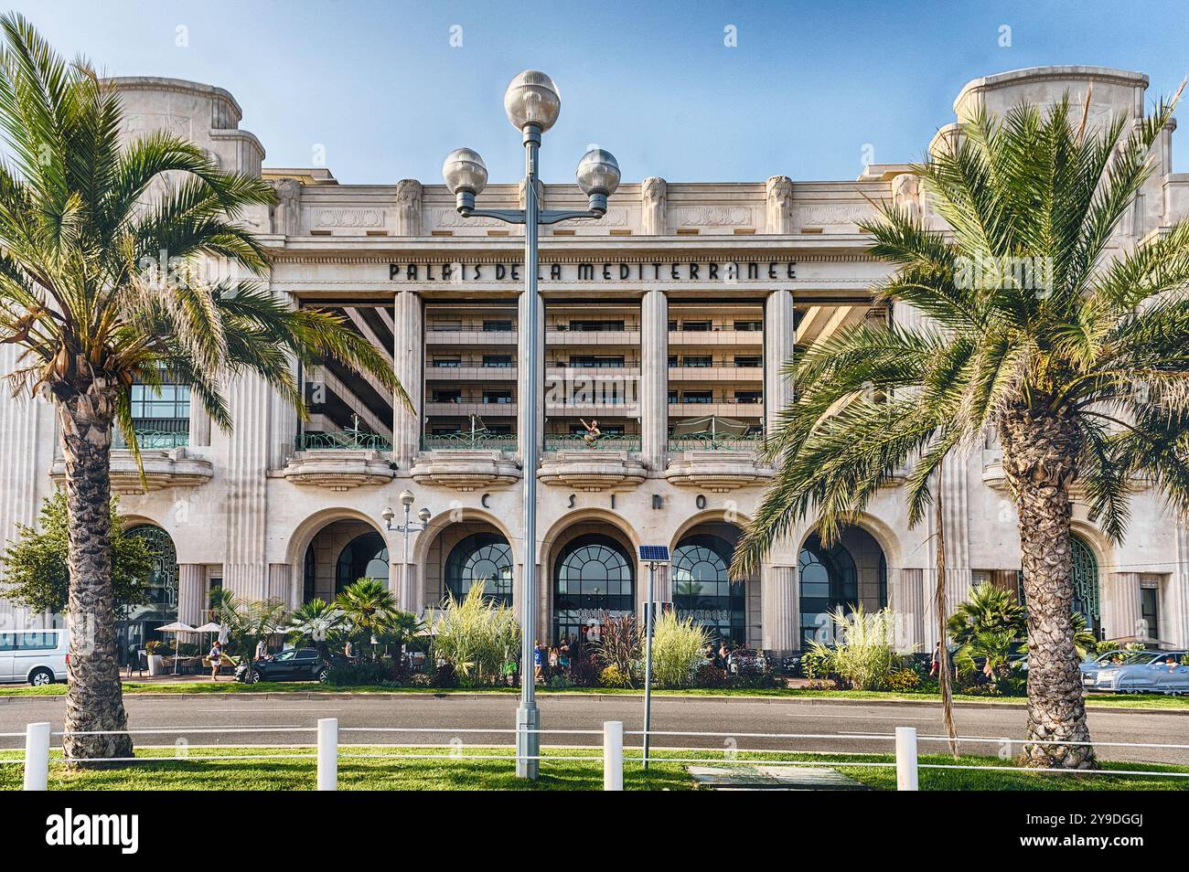 NICE, FRANCE - 11 AOÛT : façade du Palais de la Méditerranée, complexe hôtelier de luxe de neuf étages situé sur la Promenade des Anglais à Nice, Co Banque D'Images