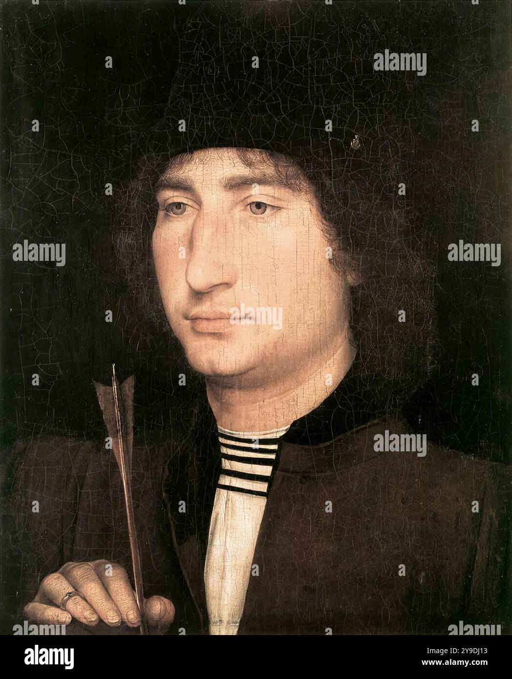 MEMLING, Hans (né vers 1440, Seligenstadt, mort vers 1494, Bruges) Portrait d'un homme avec une flèche 1478-80 huile sur panneau de chêne, 31,9 x 25,8 cm National Gallery of Art, Washington le contour de ce portrait n'est pas clair en raison de l'assombrissement sévère de l'arrière-plan, qui était à l'origine bleu-vert vif. L'homme porte un capot noir avec une épingle décorative dans son bord retourné, représentant une Vierge sur un croissant de lune. Cela pourrait être une référence à la dévotion personnelle ou à l'appartenance à une confrérie religieuse. Sa main droite repose sur le bord du tableau à l'extrême gauche. Le fingerti Banque D'Images