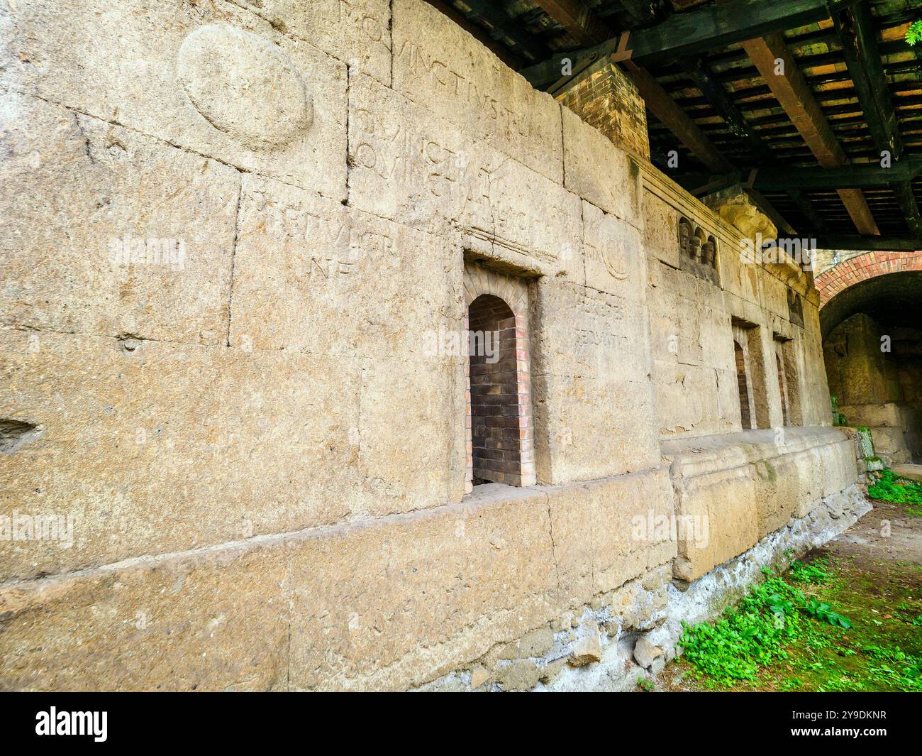 À l'angle entre la via Statilia et la via di Santa Croce à Gerusalemme, quelques tombes républicaines datant d'environ 100 av. J.-C. ont été découvertes en 1916 et enterrées au siècle suivant. Ces tombes étaient à l'origine alignées le long de l'ancienne route également connue sous le nom de 'via Celimontana' qui menait de la zone Porta Maggiore vers le Celio - tombes républicaines sur la via Statilia - Rome, Italie Banque D'Images