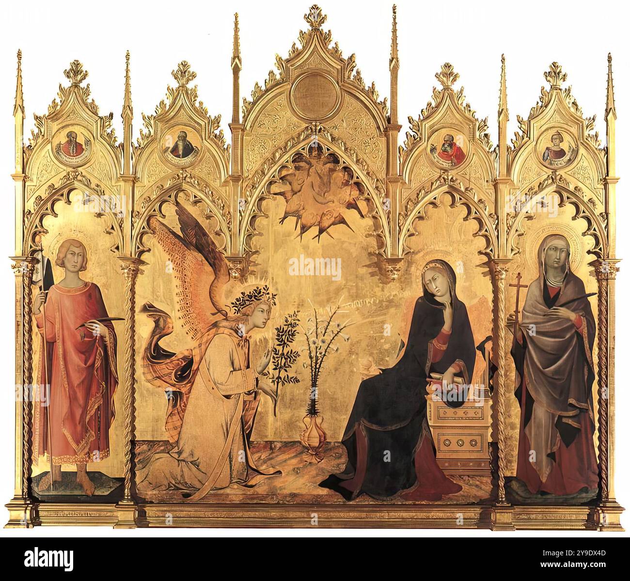 MEMMI, Lippo (né vers 1285, Sienne, d. vers 1361, Sienne) L'Annonciation et deux saints 1333 Tempera sur bois, 184 x 210 cm Galleria degli Uffizi, Florence le retable a été exécuté entre 1329 et 1333 pour la chapelle de Sant'Ansano de la cathédrale de Sienne par Simone Martini et son beau-frère Lippo Memmi, à qui sont attribués les deux figures latérales : Saint Ansano - patron de Sienne - et Sainte Giulitta. Sur le fond doré les figures de l'ange Gabriel et de la Vierge rehausse la ligne gothique, sans détails narratifs : juste le pot central avec des lis, symbolisant la pureté de Marie, Banque D'Images