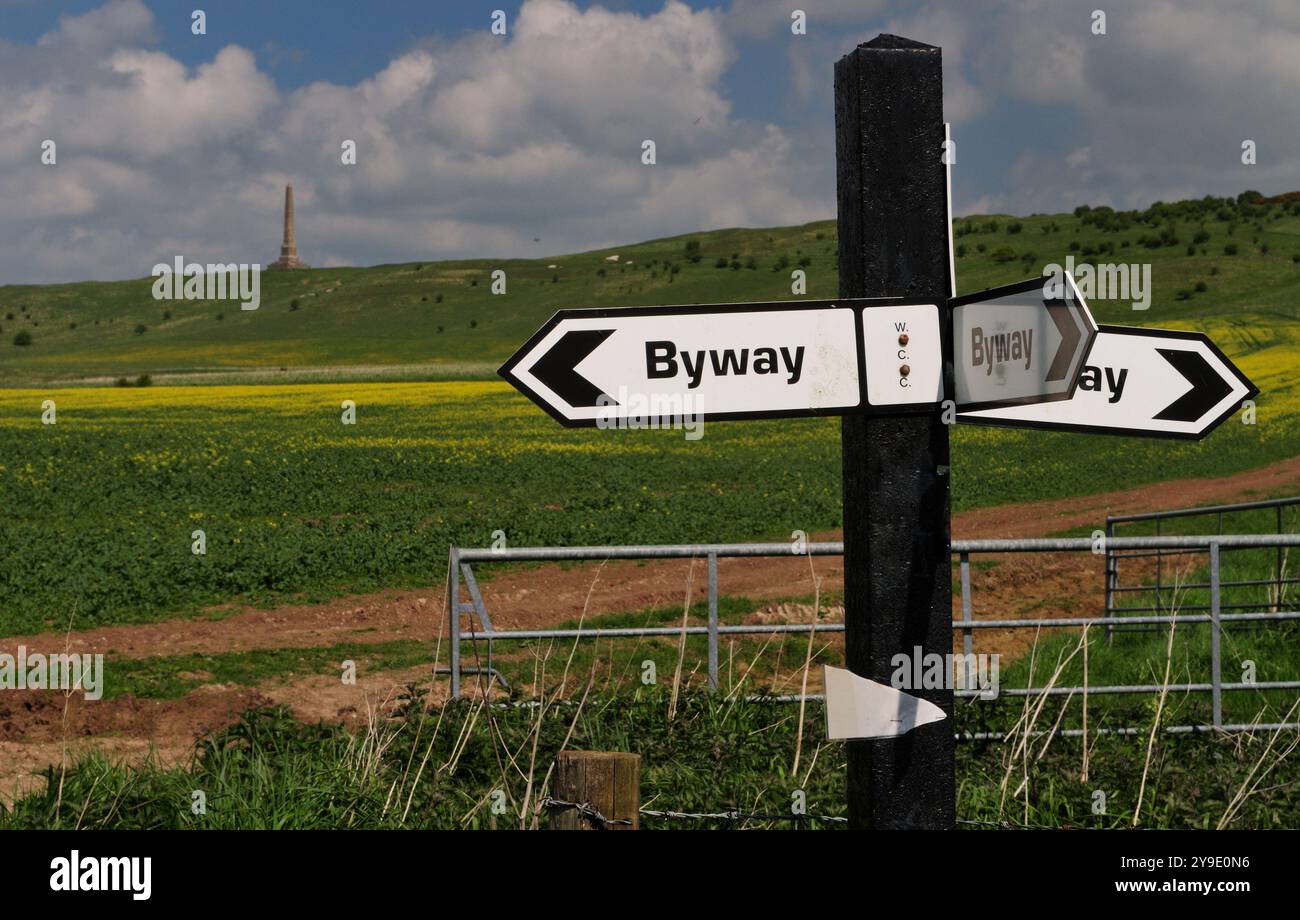 Un carrefour en face du monument de Lansdowne sur Cherhill Hill (château d'Oldbury), un point de repère distinctif sur les Wiltshire Downs. Banque D'Images