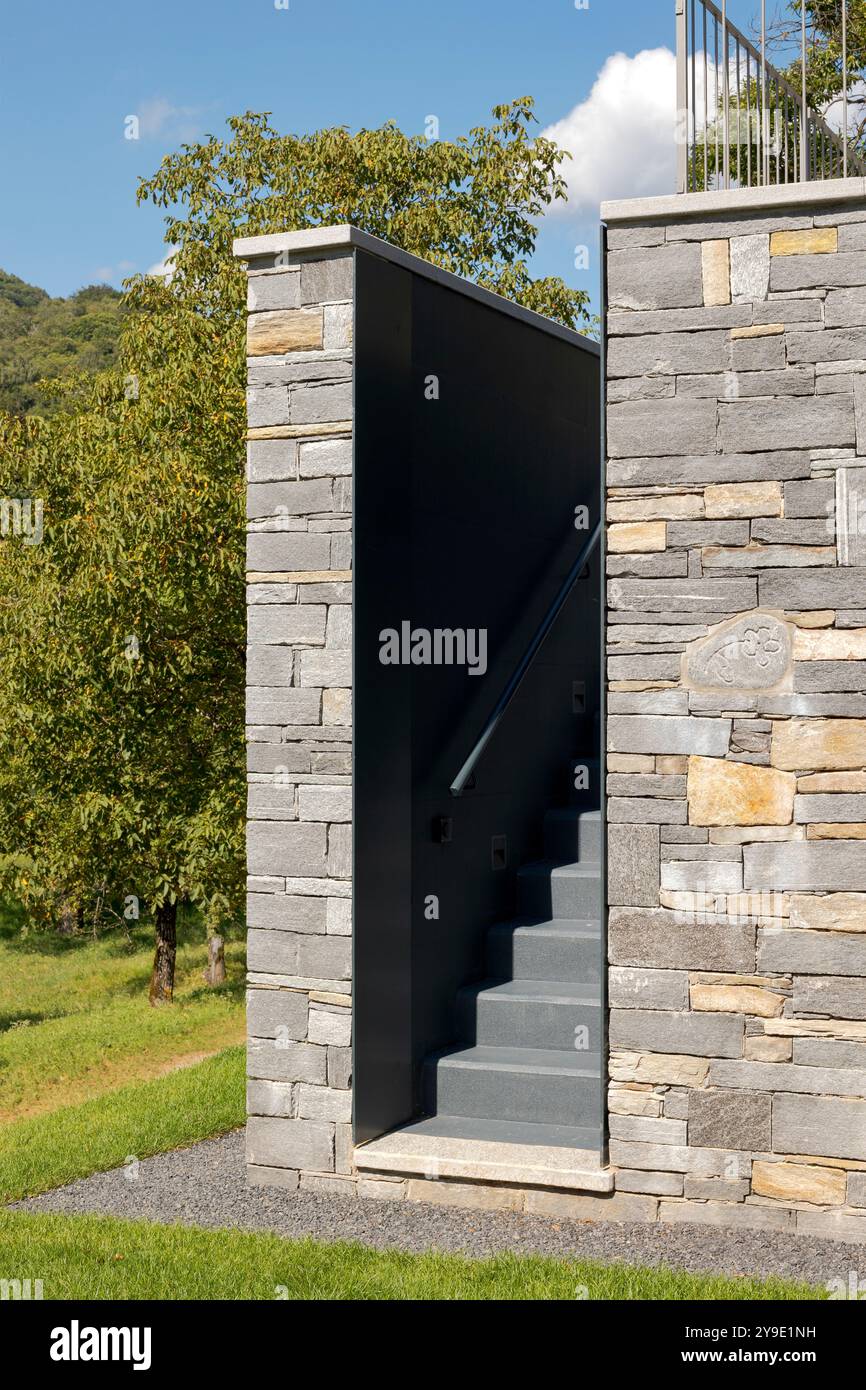 Détail de maison nouvellement fini d'un escalier extérieur menant à la terrasse. Les murs sont recouverts de pierre. Personne à l'intérieur Banque D'Images