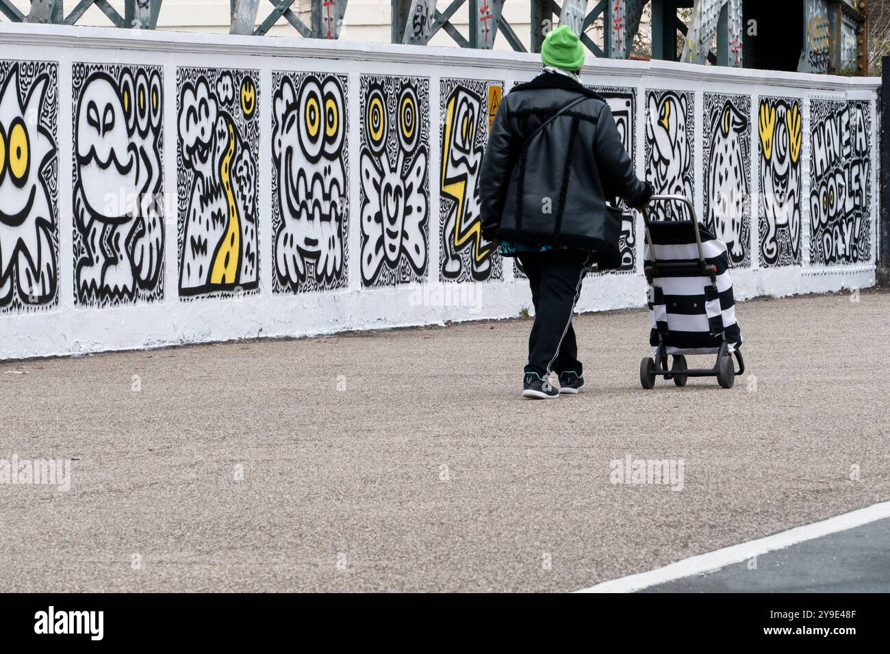 t M. Doodle nouveau travail 'Have A Doodley Day' sur Regents Park Rd Bridge Primrose Hill London Banque D'Images