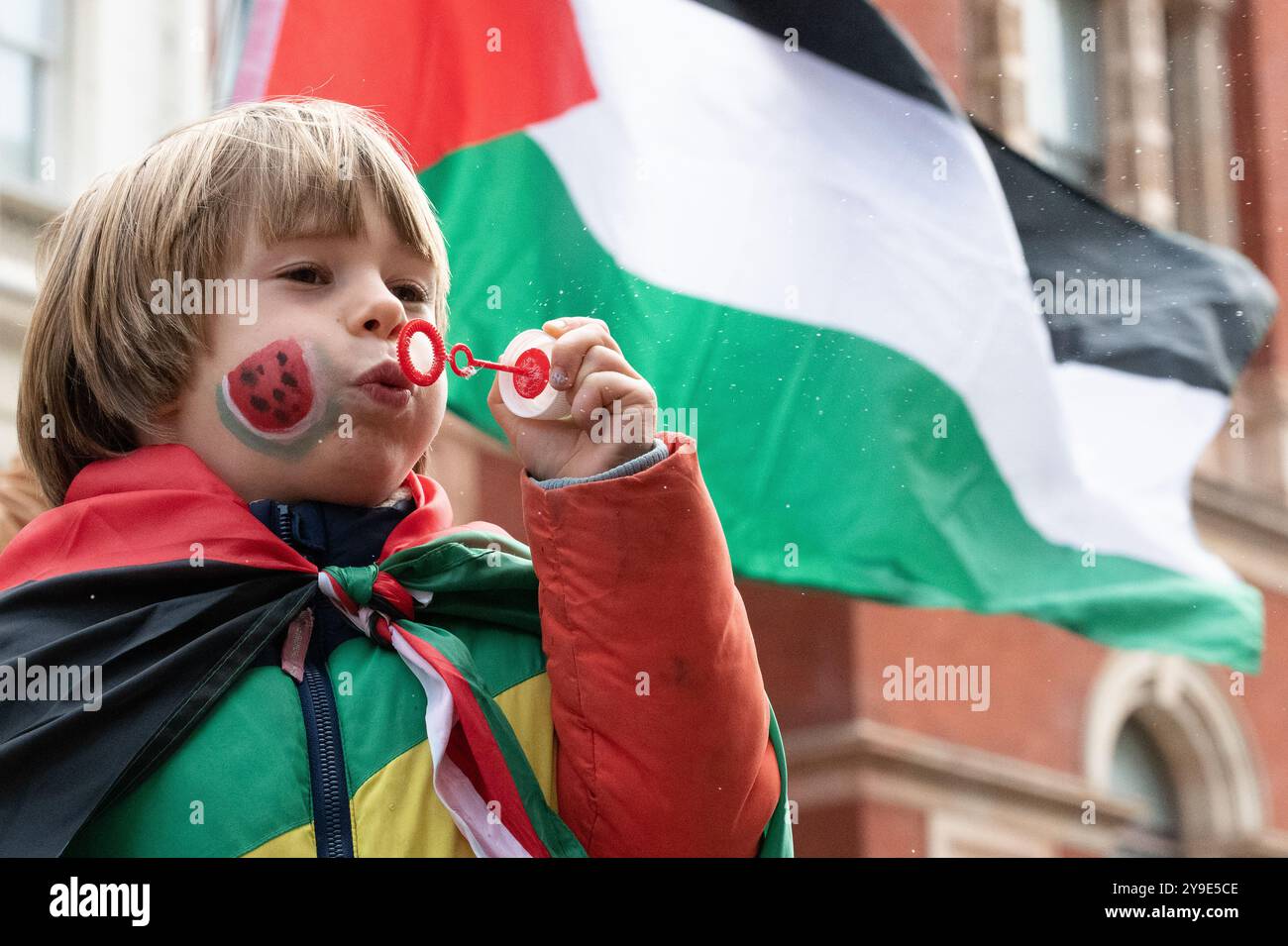 Londres, Royaume-Uni. 10 octobre 2024. Un enfant fait des bulles alors que des militants de parents pour la Palestine manifestent au Musée des Sciences et soumettent une pétition au Conseil d’administration appelant le musée à abandonner le parrainage d’Adani Green Energy. Ils accusent le conglomérat indien Adani de « profiter du génocide » via sa division de fabrication d'armes, Adani Defence & Aerospace, qui fournit des armes utilisées par Israël à Gaza, et via son exploitation du port de Haïfa. Crédit : Ron Fassbender/Alamy Live News Banque D'Images