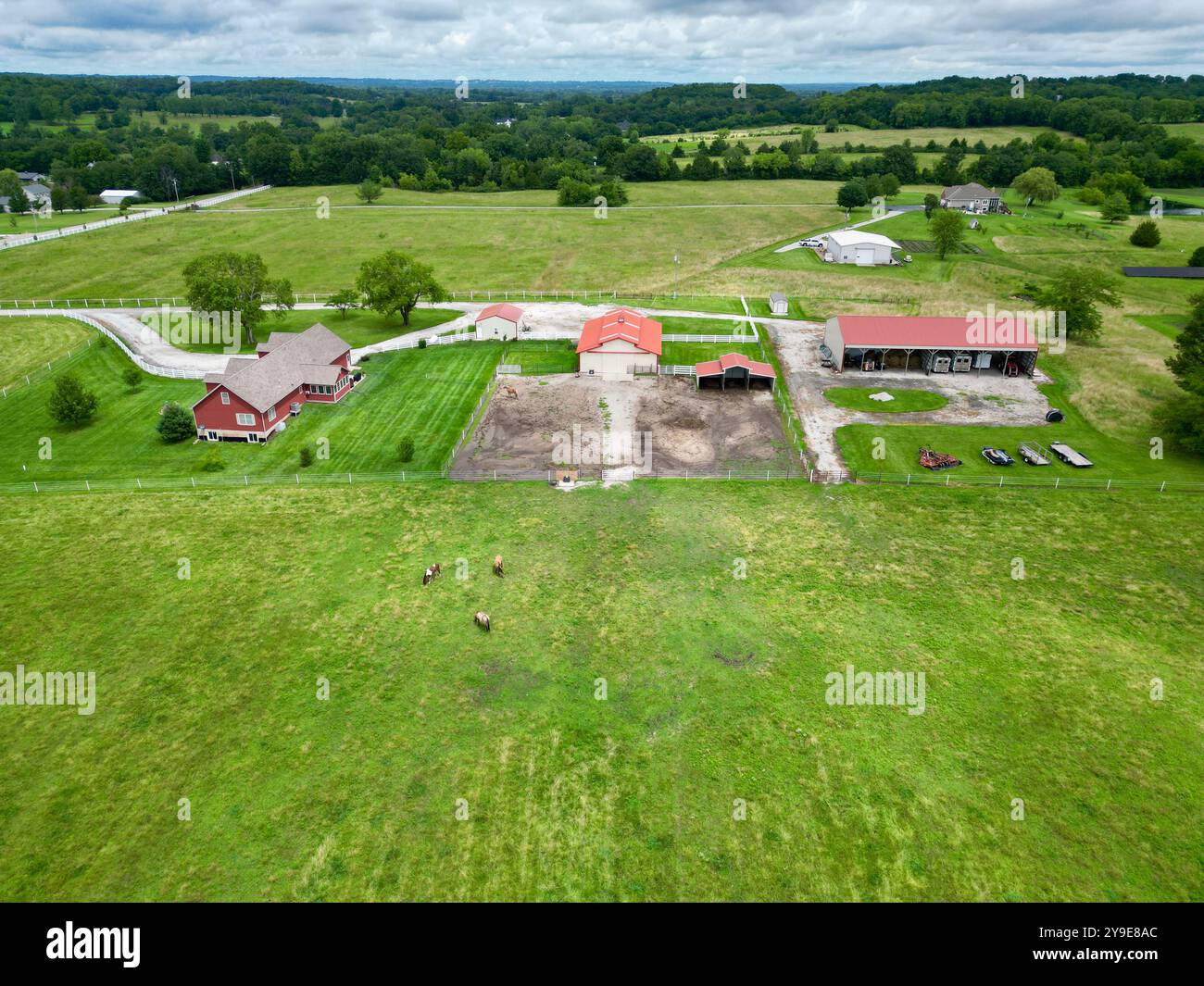 vue aérienne de la ferme avec grange au toit rouge Banque D'Images