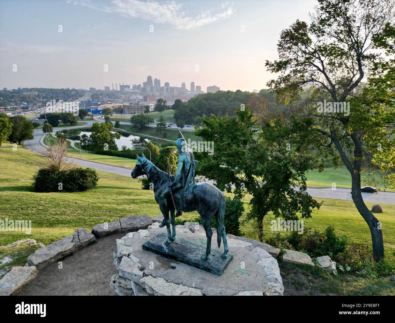 statue de cheval surplombant les gratte-ciel de la ville Banque D'Images