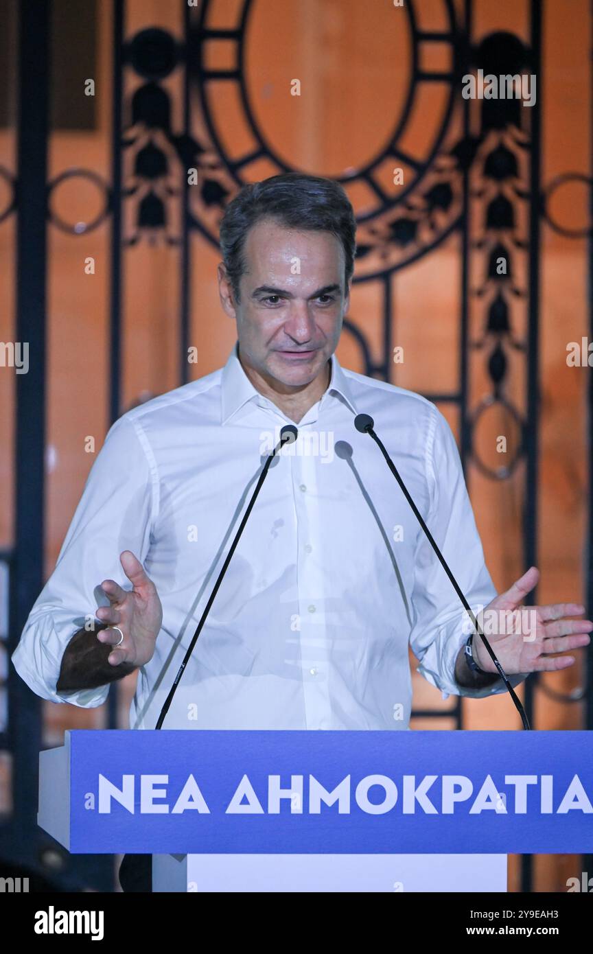 Athènes, Grèce. 4 octobre 2024. Le premier ministre grec Kyriakos Mitsotakis s’adresse à ses partisans lors de la célébration du 50e anniversaire du parti politique au pouvoir Nouvelle démocratie. Il est le fils de Konstantinos Mitsotakis, premier ministre grec et chef du parti Nouvelle démocratie de 1990 à 1993. Crédit : Dimitris Aspiotis/Alamy Banque D'Images