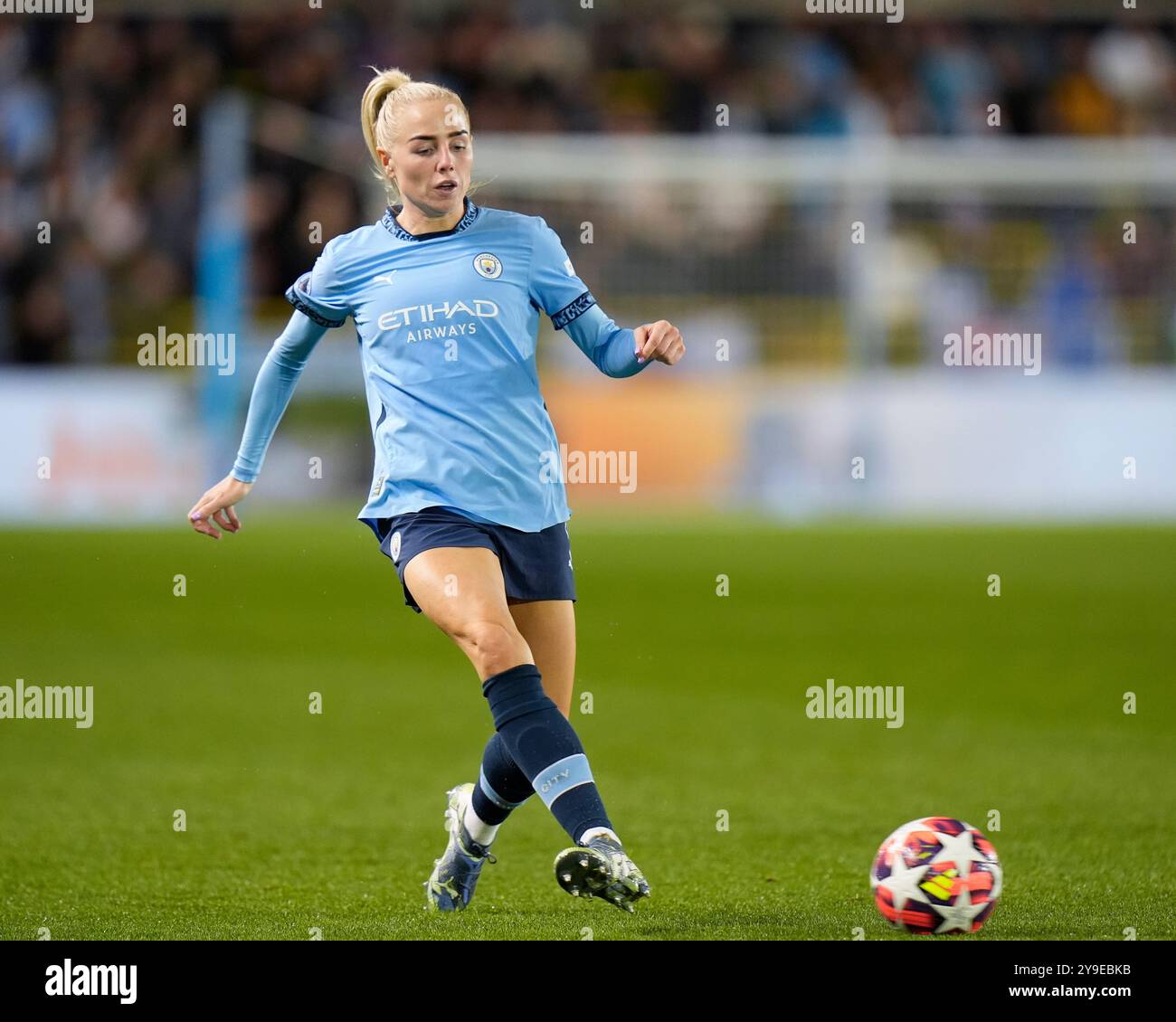 Joie Stadium, Manchester, Royaume-Uni. 9 octobre 2024. UEFA Womens Champions League Football, Manchester City contre Barcelone ; Alex Greenwood de Manchester City passe le ballon crédit : action plus Sports/Alamy Live News Banque D'Images