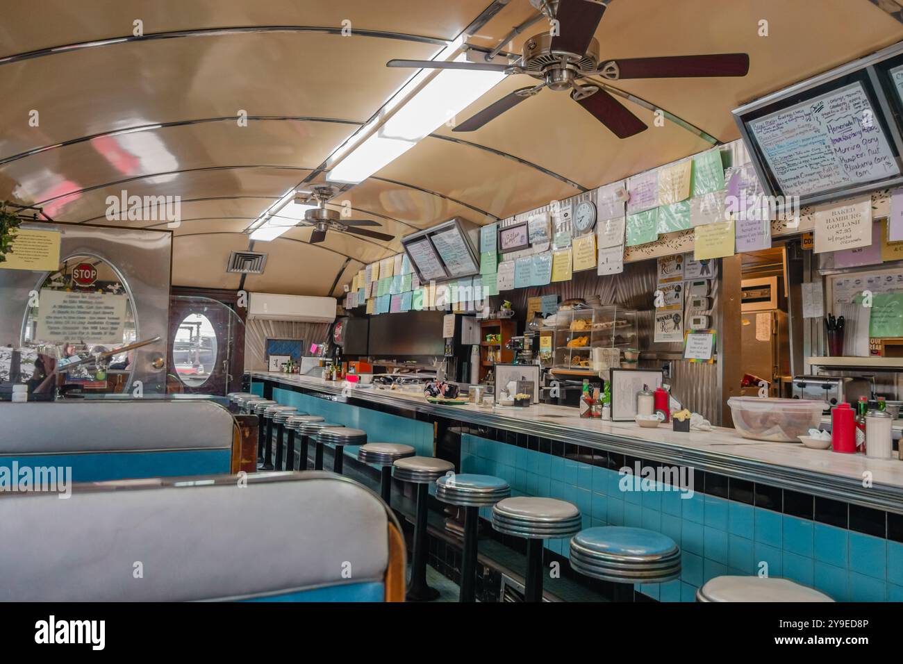 Bennington, VT, États-Unis-15 juin 2023 : intérieur d'un diner américain classique avec tabourets et cabines bleus. Banque D'Images