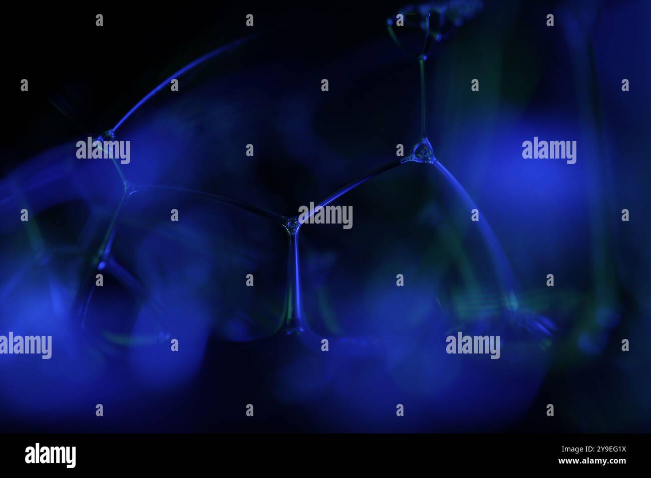 panneaux liquides violets, abstraction fluide, mouvement fluide, formes fantastiques sur fond sombre Banque D'Images