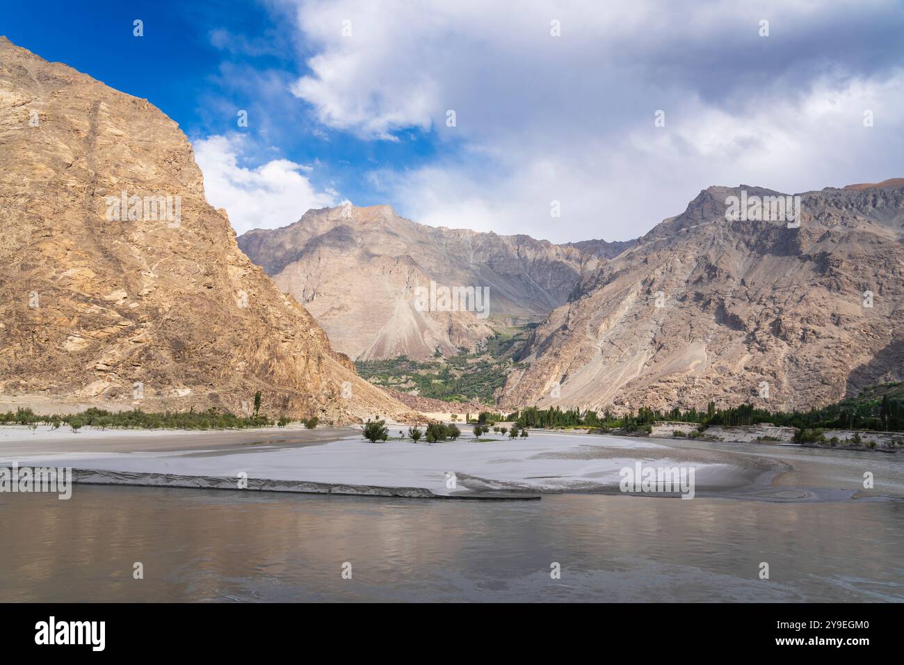 Vue panoramique de la vallée de la rivière Shyok près de Yugo, Ghanche, Gilgit-Baltistan, Pakistan Banque D'Images