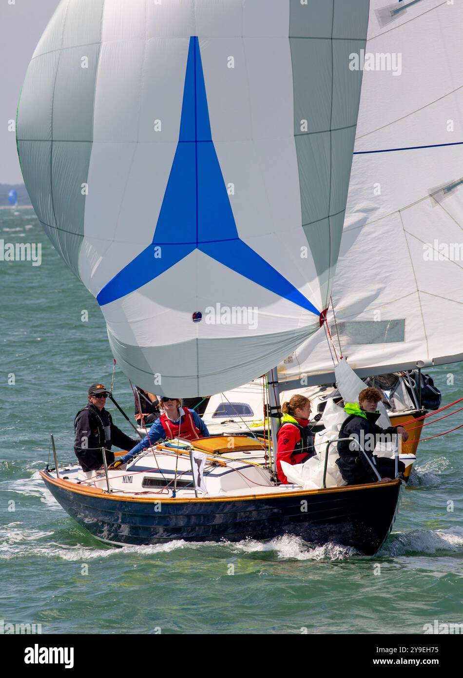 Cowes week 2024 - IRC Class 7 yachts participant à la régate. Yachts qui courent sous spinnaker par une journée d'été ensoleillée Banque D'Images