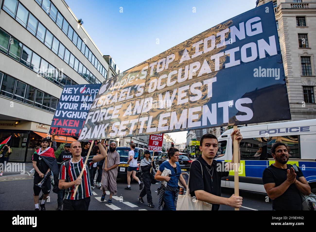 Londres, Royaume-Uni. 21 septembre 2024. Les militants des droits humains de groupes tels que Apples Against apartheid défilent dans le centre de Londres le jour même où Apple a lancé l'iPhone 16 pour appeler l'entreprise à accorder la priorité aux droits humains lors de l'approvisionnement en minerais et à mettre fin à son silence concernant la guerre israélienne contre Gaza. Des manifestations similaires ont eu lieu à Bristol et Reading ainsi que dans d'autres villes du monde. Crédit : Mark Kerrison/Alamy Live News Banque D'Images