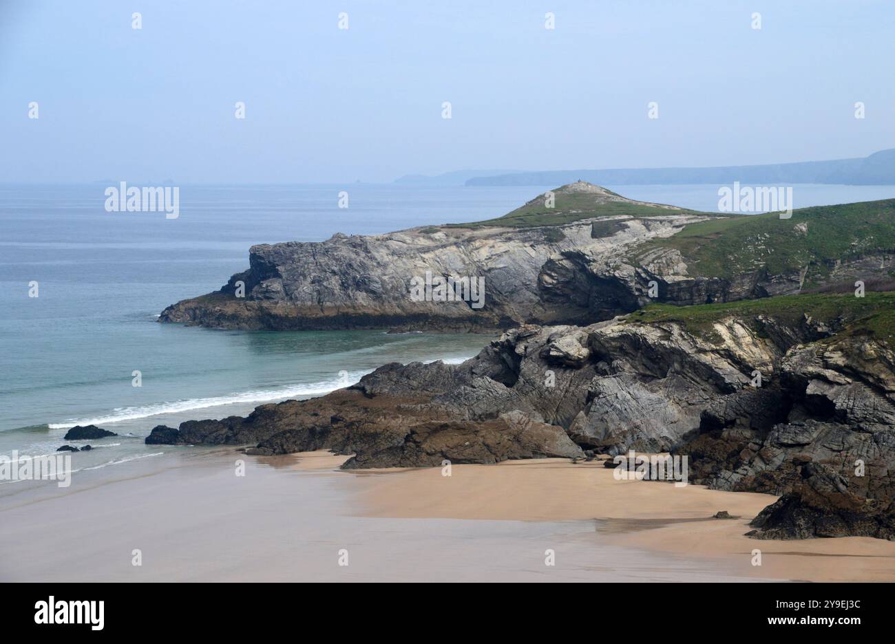 Trevelgue dirigez-vous sur Porth Island & Wine Cove sur la plage de Lusty Glaze Bay près de Newquay sur le sentier côtier du Sud-Ouest, Cornouailles du Nord, Angleterre, Royaume-Uni Banque D'Images