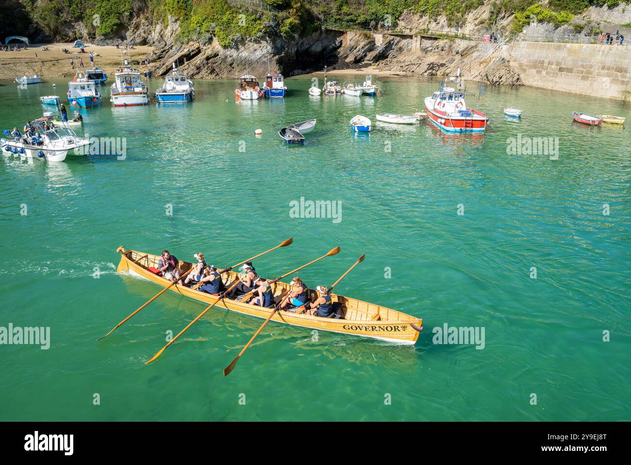 L'équipage du Pilot Gig Governor du Falmouth Gig Club rame hors du port de Newquay pendant les championnats du comté de Newquay pour femmes Banque D'Images