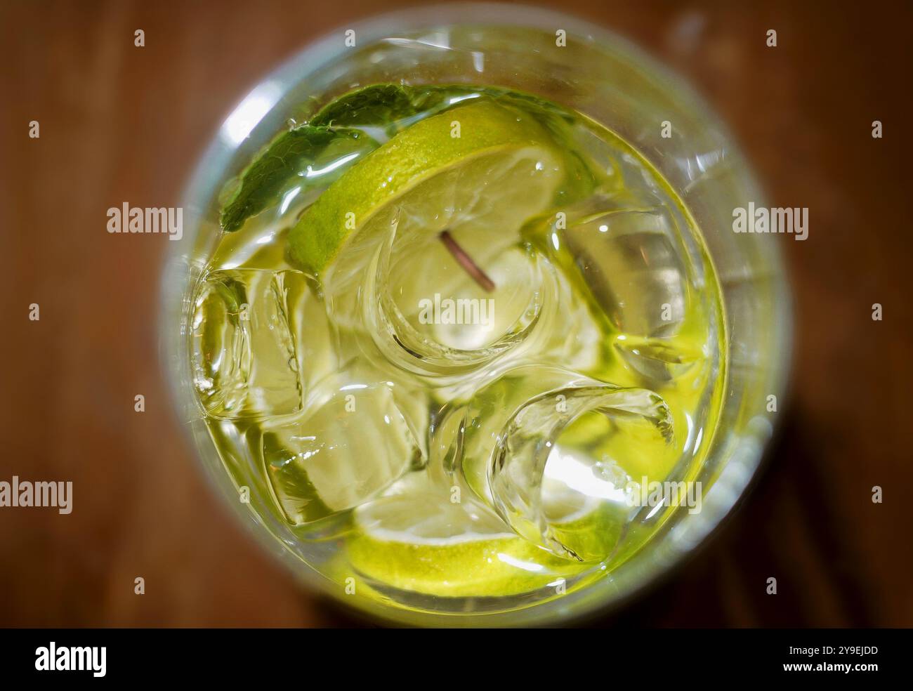 Cocktail Mojito avec glace, menthe et citron vue rapprochée de dessus. Banque D'Images