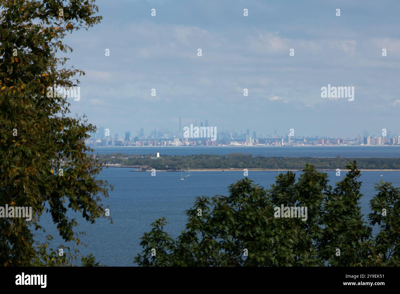 Une vue sur la baie vers Sandy Hook et les gratte-ciel de New York. Photos prises depuis le Mt. Mitchell Scenic Overlook. Banque D'Images