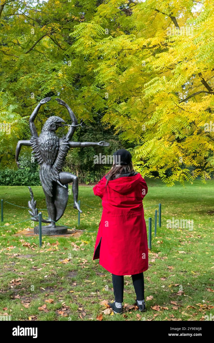 « The Dancer » de Leonora Carrington exposé à la Frieze sculpture de 2024 à Regents Park Londres Banque D'Images