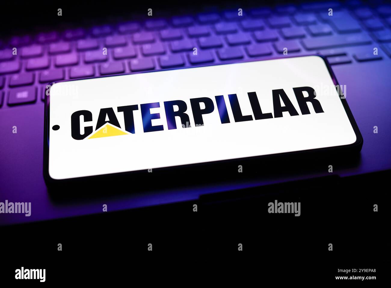 13 septembre 2024, Paraguay. Dans cette illustration photo, le logo Caterpillar est affiché sur l'écran d'un smartphone Banque D'Images