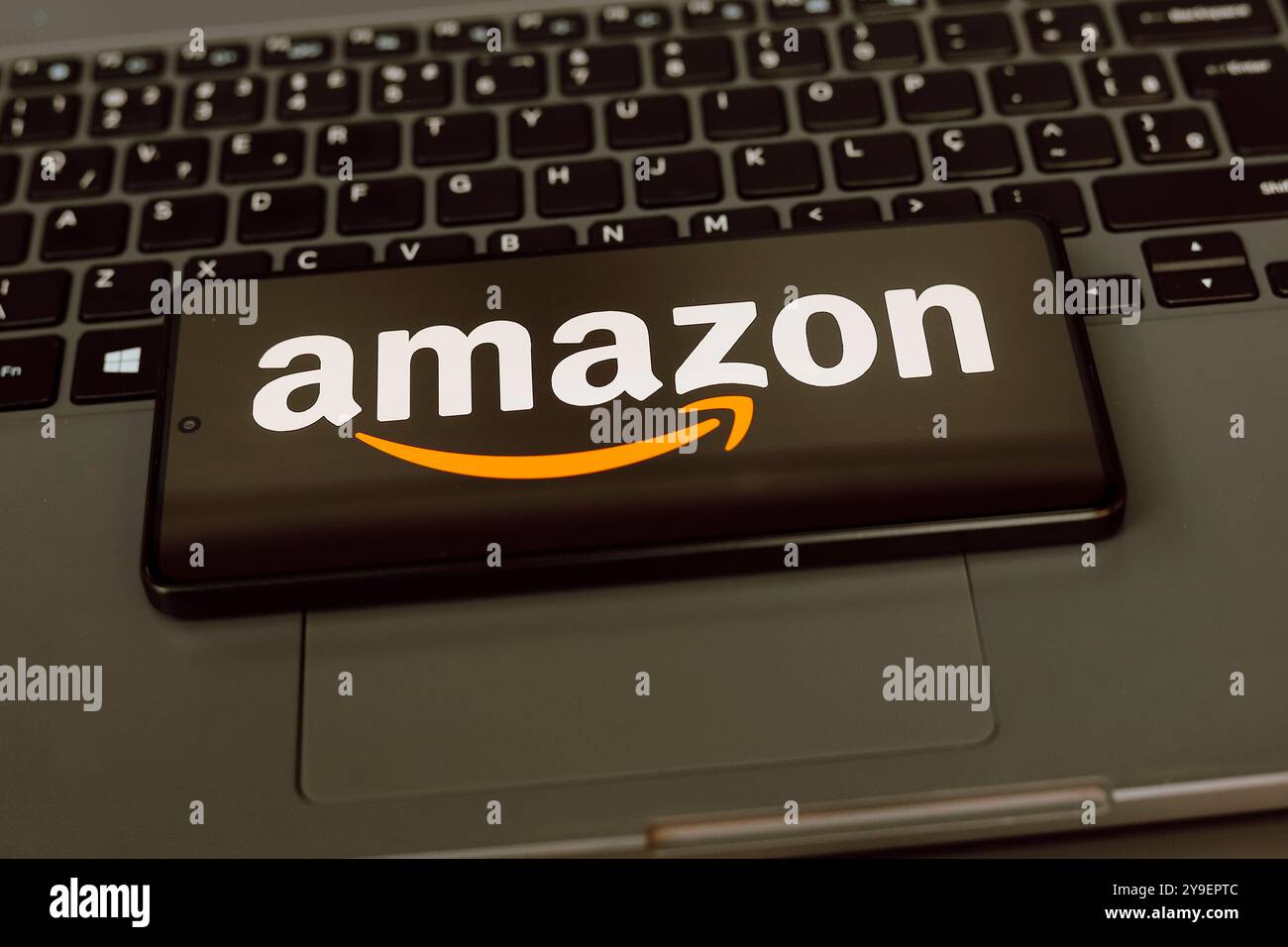 21 juillet 2024, Paraguay. Dans cette illustration photo, le logo Amazon est affiché sur l'écran d'un smartphone Banque D'Images