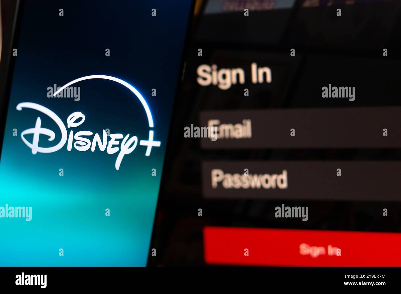 14 juillet 2024, Paraguay. Dans cette illustration photo, le logo Disney plus est affiché sur un écran de smartphone, à côté d'un écran de connexion, avec email, pas Banque D'Images