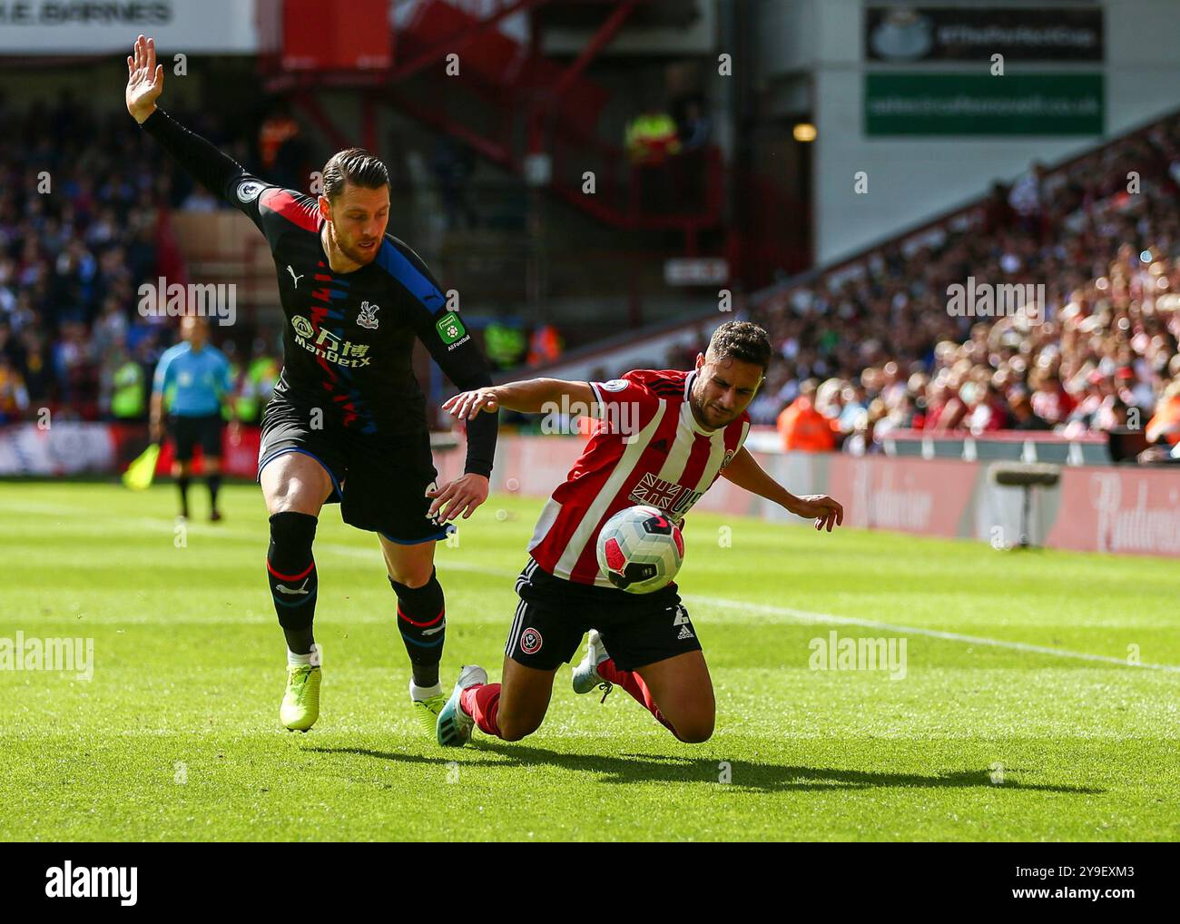 18 août 2019 ; Bramall Lane ; Sheffield, Yorkshire, Angleterre; premier League Football, Sheffield United contre Crystal Palace ; George Baldock de Sheffield United est faussé par Connor Wickham de Crystal Palace - usage strictement éditorial. Aucune utilisation avec des fichiers audio, vidéo, données, listes de présentoirs, logos de club/ligue ou services « en direct » non autorisés. Utilisation in-match en ligne limitée à 120 images, pas d'émulation vidéo. Aucune utilisation dans les Paris, les jeux ou les publications de club/ligue/joueur unique Banque D'Images