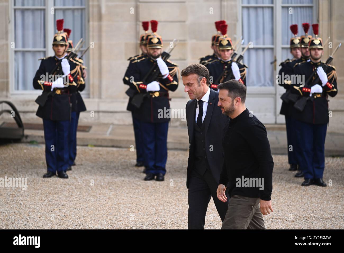 Paris, France, 10 octobre 2024, Paris, France. 10 octobre 2024. Julien Mattia/le Pictorium - Volodymyr Zelensky en visite officielle à Paris - 10/10/2024 - France/Ile-de-France (région)/Paris - le Président Emmanuel Macron a reçu pour une interview à l'Elysée, le Président ukrainien Volodymyr Zelensky, à Paris, le 10 octobre, 2024 crédit : LE PICTORIUM/Alamy Live News Banque D'Images