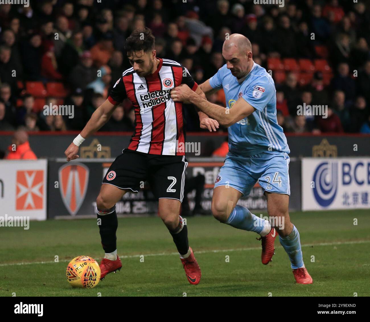 26 décembre 2017, Bramall Lane, Sheffield, Angleterre ; EFL Championship football, Sheffield United contre Sunderland ; Darron Gibson de Sunderland fait fi de George Baldock de Sheffield United Banque D'Images