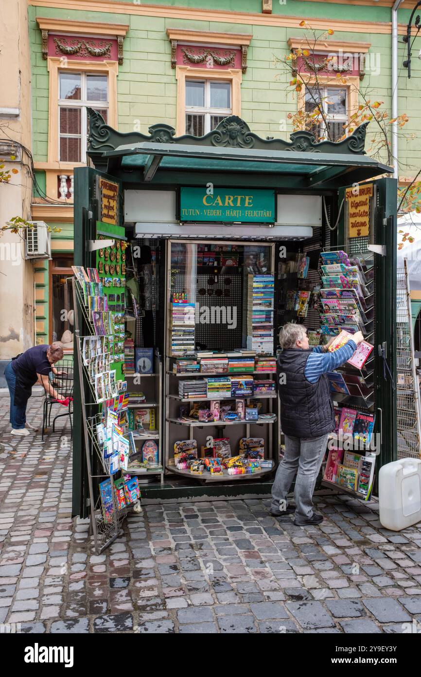 Un kiosque à journaux à Brașov, Transylvanie, Roumanie Banque D'Images