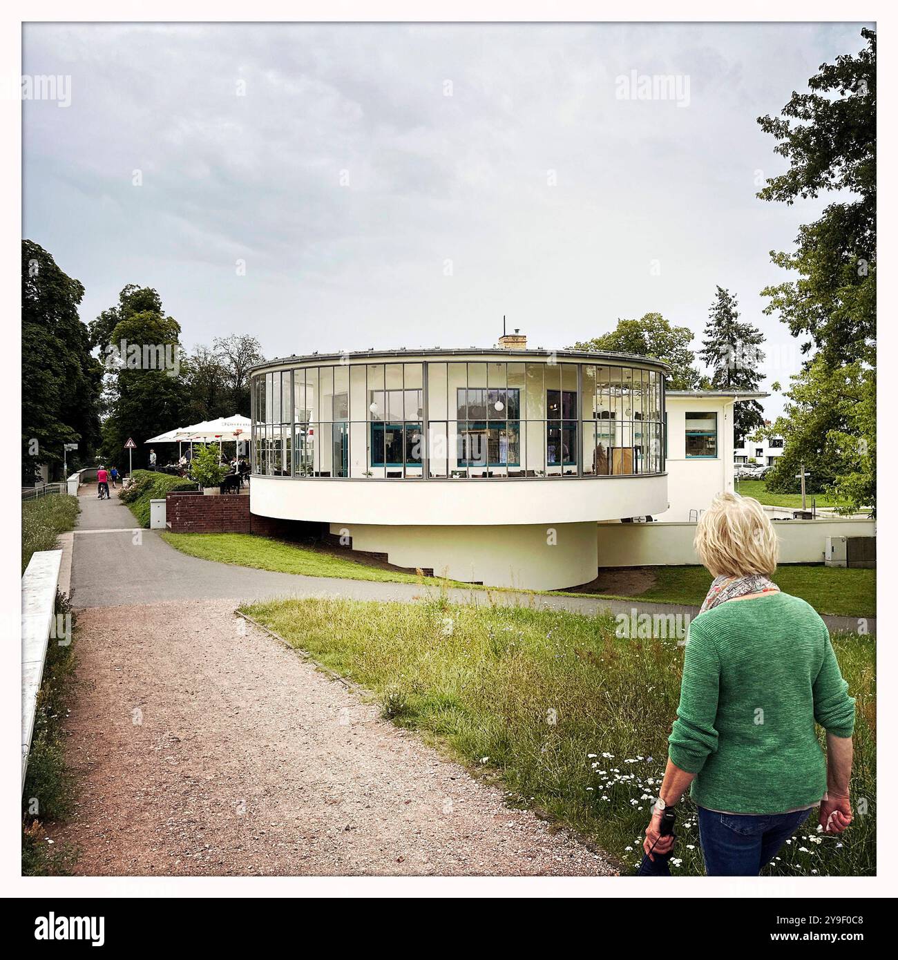 Bauhaus Dessau DEU, Deutschland, Allemagne, Dessau, Saxe-Anhalt, 28.07.2024 Aussenansicht Kornhaus eine Ausflugsgaststaette an der Elbe im Dessau-Roßlauer Stadtteil Ziebigk , ein Bauhausbau vom Architekt Carl Fieger von 1929/1930 im Architekturstil der 1920er Jahre in Dessau Sachsen-Anhalt Deutschland . DAS Bauhaus Dessau War eine beruehmte Kunst-, Design- und Architekturschule der Klassischen moderne von 1919 bis 1932 fr : vue extérieure de Kornhaus, un restaurant touristique sur l'Elbe dans le quartier Ziebigk de Dessau-Roßlau, un bâtiment Bauhaus de l'architecte Carl Fieger de 1929/1930 dans le Banque D'Images