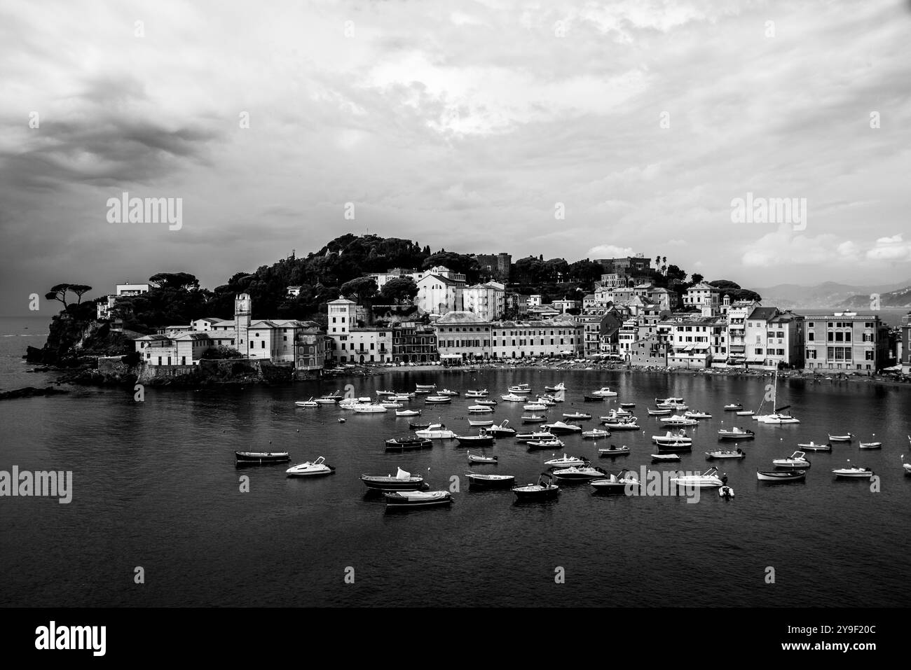 Portrait noir et blanc de la Baie du Silence à Sestri Levante, Gênes, Ligurie, Italie Banque D'Images Portrait noir et blanc de la Baie du Silence à Sestri Levante, Gênes, Ligurie, Italie Banque D'Images