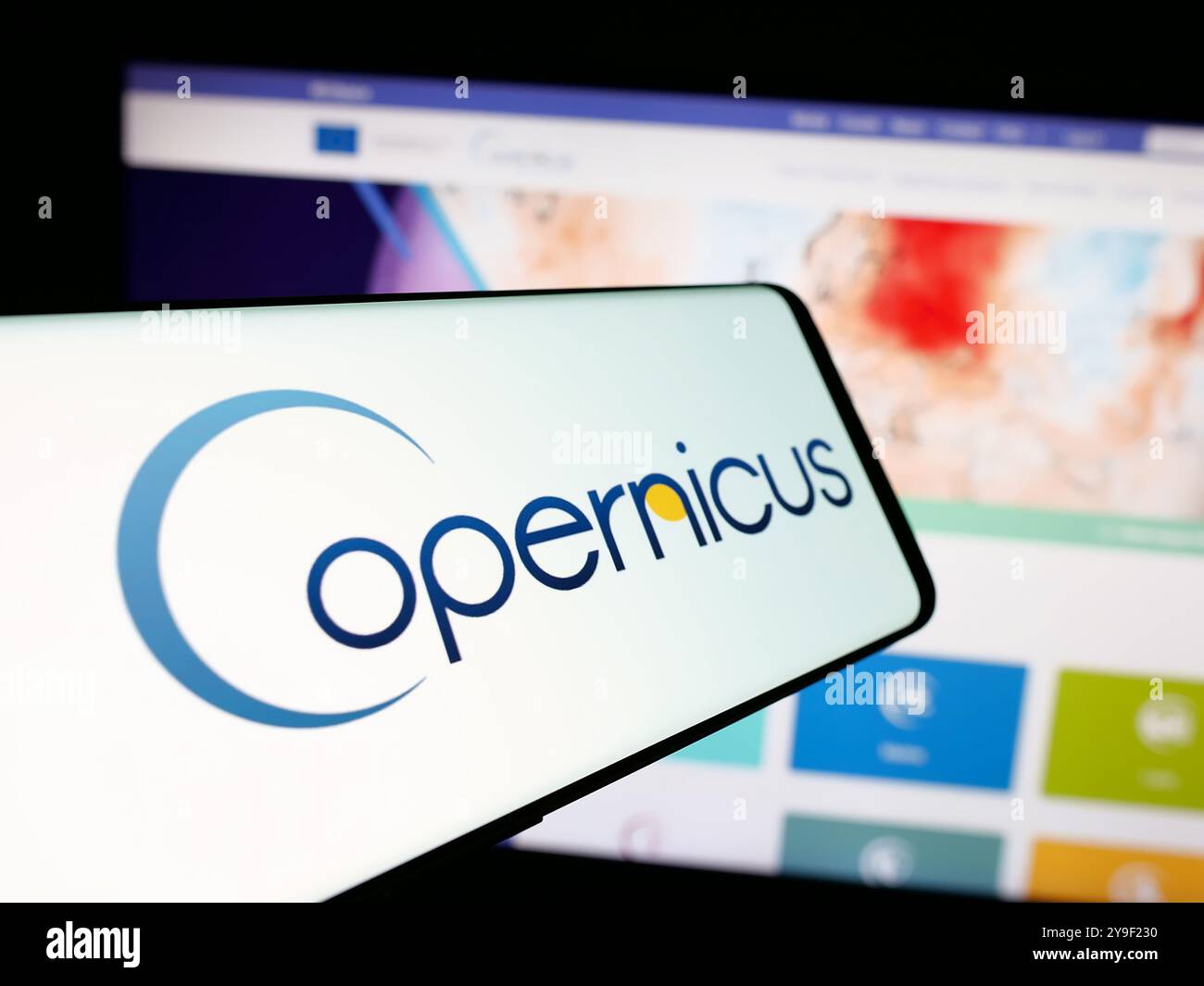 Téléphone portable avec logo du projet d'observation de la Terre de l'ESA Copernicus sur l'écran en face du site Web. Concentrez-vous sur le centre de l'écran du téléphone. Banque D'Images
