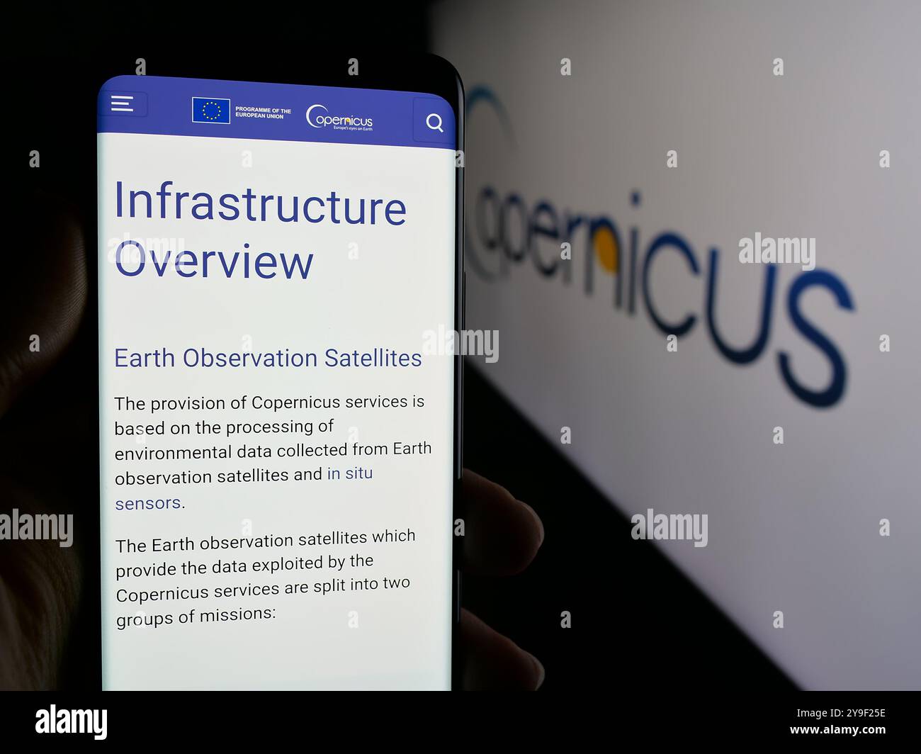 Personne tenant le téléphone portable avec la page web du projet d'observation de la Terre de l'ESA Copernicus sur l'écran avec logo. Concentrez-vous sur le centre de l'écran du téléphone. Banque D'Images