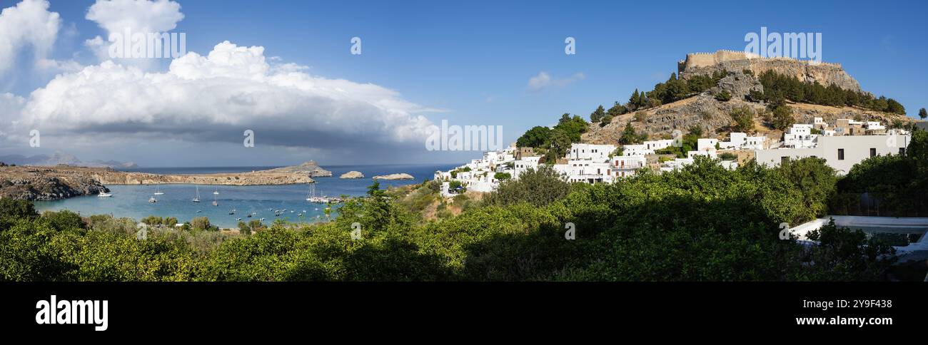 Vue panoramique sur l'Acropole de Lindos et une partie de la plage, Rhodes. Banque D'Images