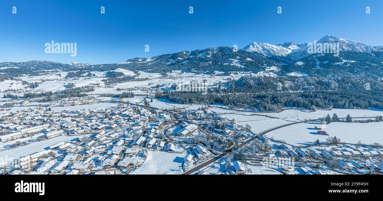 DAS verschneite Allgäu BEI Fischen im herrlichen Sonnenschein Traumwinter im Oberallgäu rund um den Kurort Fischen im Illerta Fischen Bayern Deutschla Banque D'Images