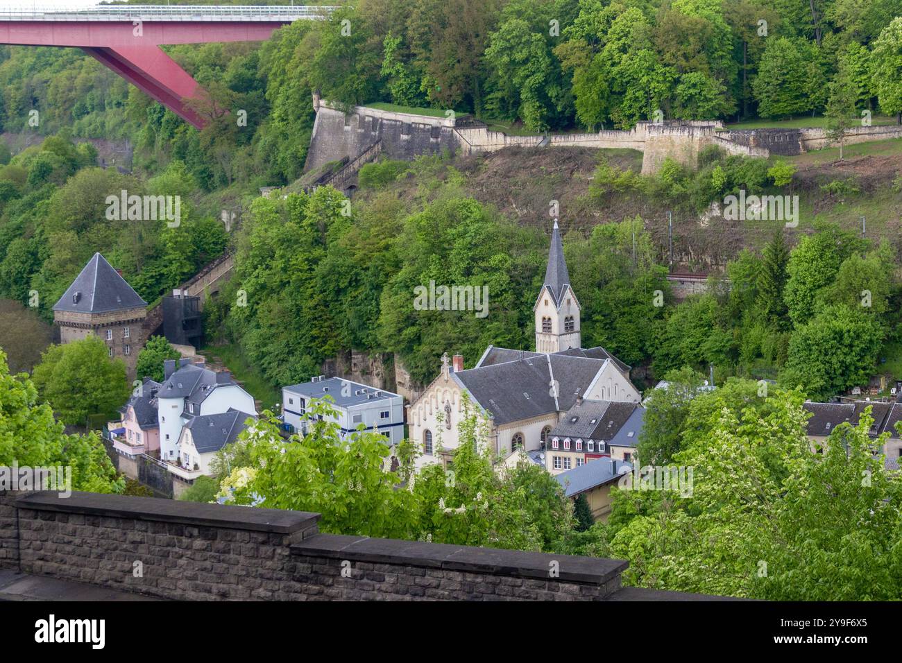 LUXEMBOURG, LUXEMBOURG - 15 MAI 2013 : il s'agit de l'église orthodoxe de la Nativité du Seigneur dans la zone située dans le lit de la rivière Alzette nea Banque D'Images