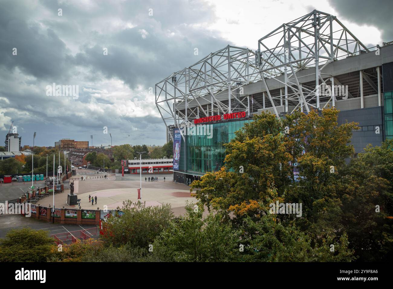 Vue de l'entrée principale du stade Manchester United, Old Trafford, Salford Banque D'Images Vue de l'entrée principale du stade Manchester United, Old Trafford, Salford Banque D'Images