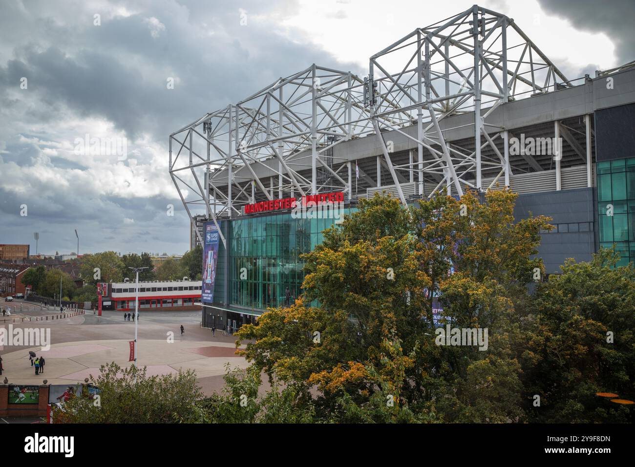 Vue de l'entrée principale du stade Manchester United, Old Trafford, Salford Banque D'Images Vue de l'entrée principale du stade Manchester United, Old Trafford, Salford Banque D'Images