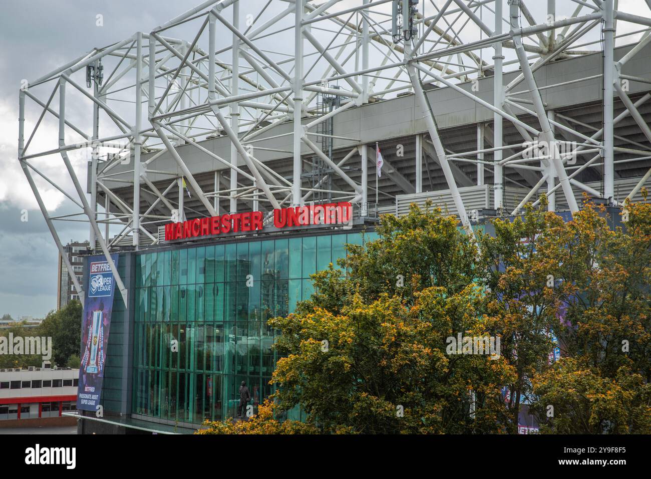 Vue de l'entrée principale du stade Manchester United, Old Trafford, Salford Banque D'Images Vue de l'entrée principale du stade Manchester United, Old Trafford, Salford Banque D'Images