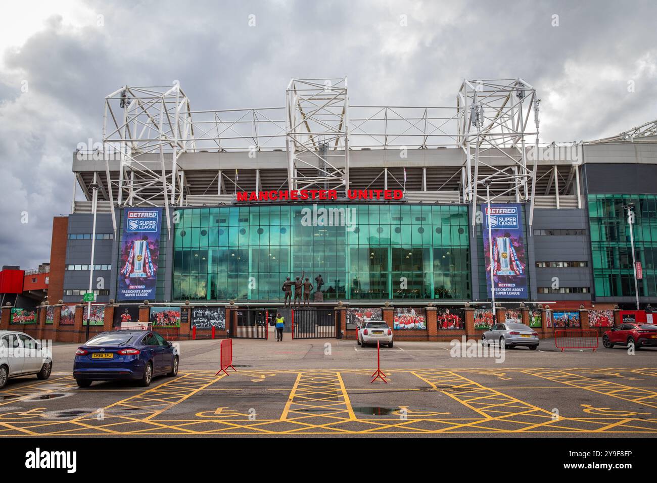 Vue de l'entrée principale du stade Manchester United, Old Trafford, Salford Banque D'Images Vue de l'entrée principale du stade Manchester United, Old Trafford, Salford Banque D'Images