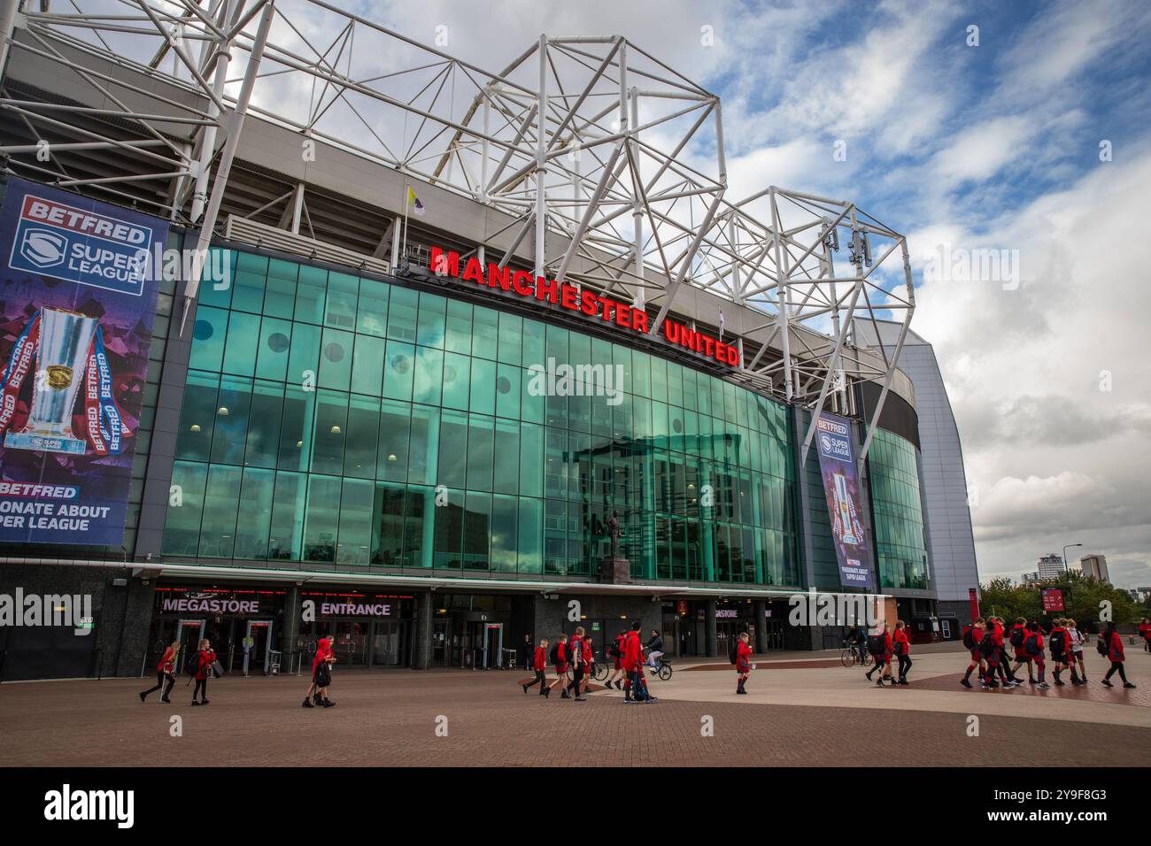 Vue de l'entrée principale du stade Manchester United, Old Trafford, Salford Banque D'Images Vue de l'entrée principale du stade Manchester United, Old Trafford, Salford Banque D'Images