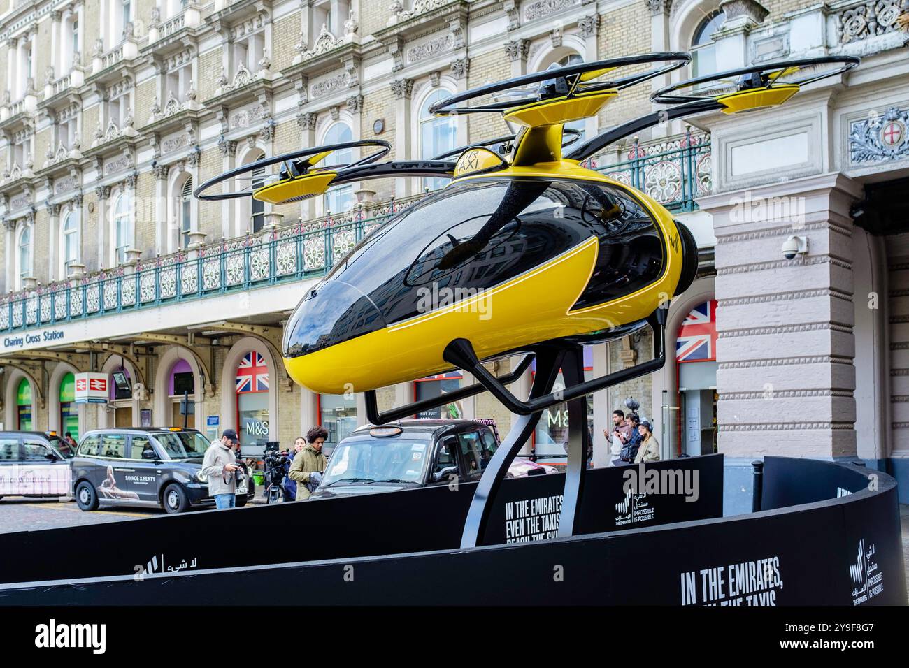 10 octobre 2024 Londres. Une conception d'un avion électrique à décollage et atterrissage vertical (eVTOL) qui devrait être en service en tant que taxi aérien à Dubaï d'ici 2026 est exposée à l'extérieur de la gare ferroviaire de Charing Cross à Londres. Banque D'Images