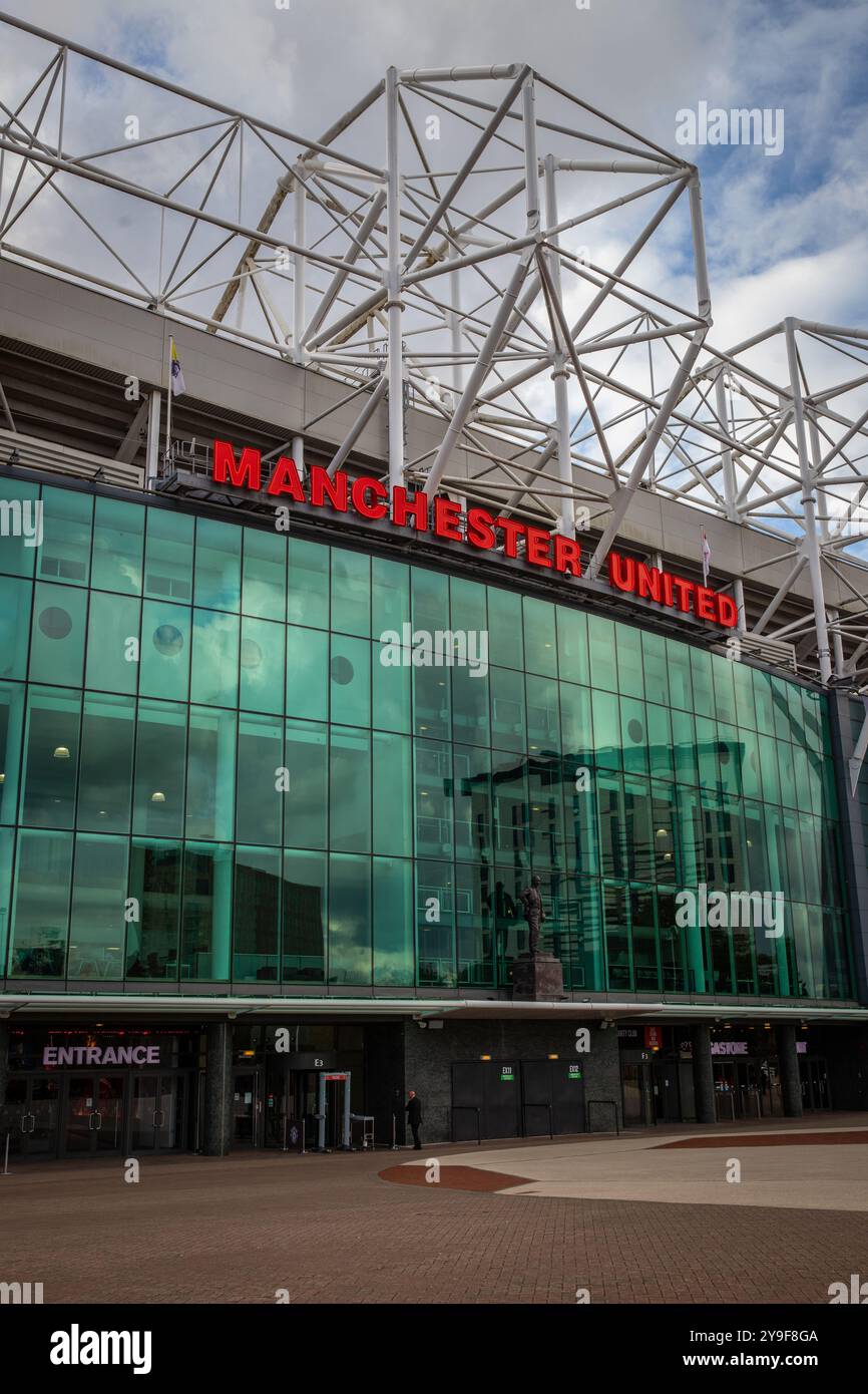 Vue de l'entrée principale du stade Manchester United, Old Trafford, Salford Banque D'Images Vue de l'entrée principale du stade Manchester United, Old Trafford, Salford Banque D'Images