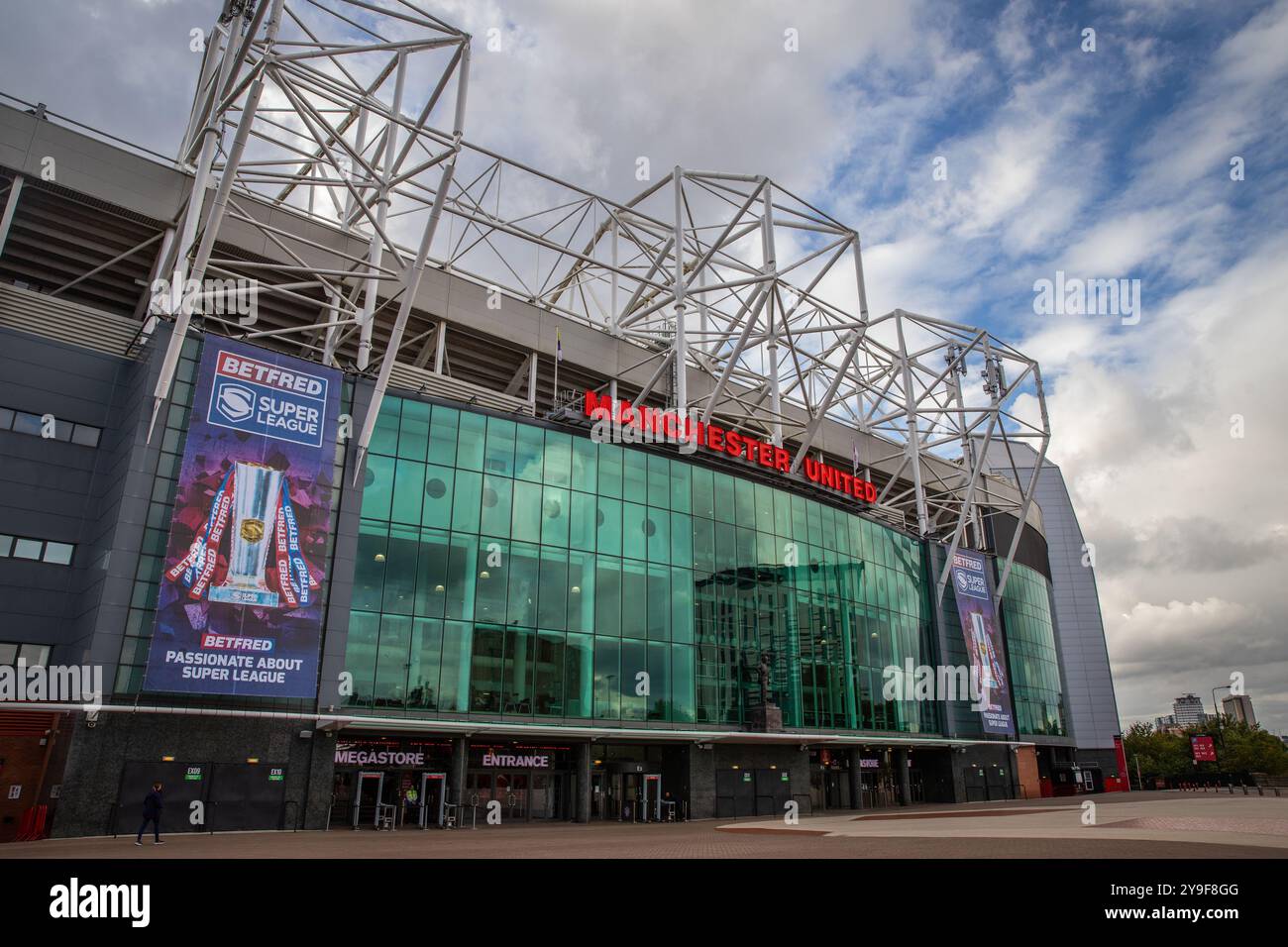 Vue de l'entrée principale du stade Manchester United, Old Trafford, Salford Banque D'Images Vue de l'entrée principale du stade Manchester United, Old Trafford, Salford Banque D'Images