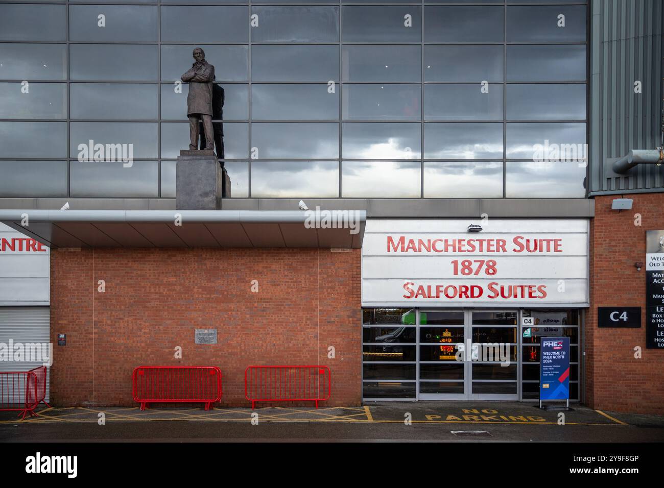 Entrée des suites Manchester et Salford, et musée avec la statue Sir Alex Ferguson devant le stade Manchester United, Old Trafford, Salford Banque D'Images Entrée des suites Manchester et Salford, et musée avec la statue Sir Alex Ferguson devant le stade Manchester United, Old Trafford, Salford Banque D'Images