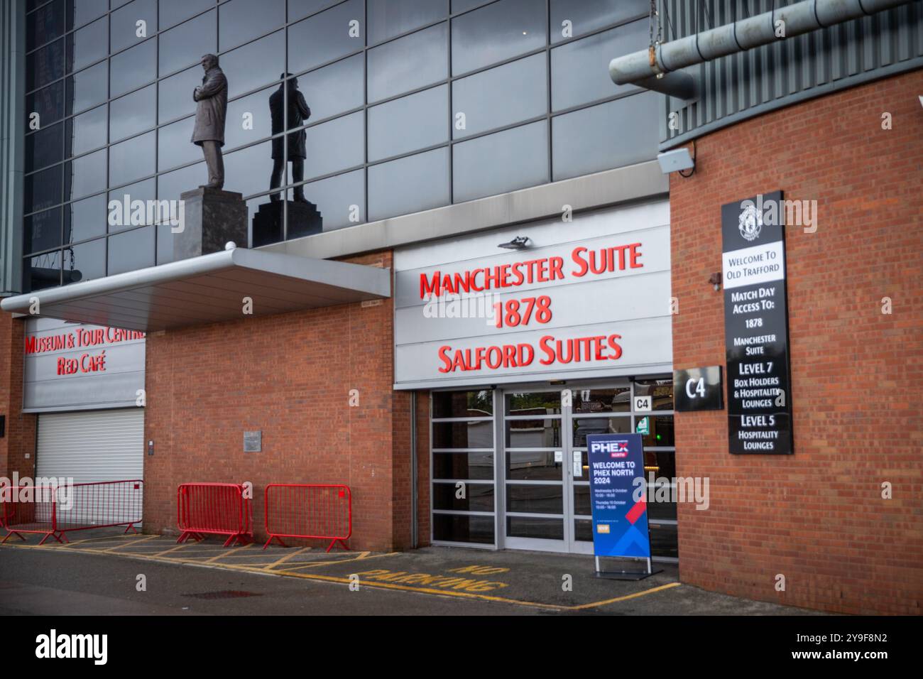 Entrée des suites Manchester et Salford, et musée avec la statue Sir Alex Ferguson devant le stade Manchester United, Old Trafford, Salford Banque D'Images Entrée des suites Manchester et Salford, et musée avec la statue Sir Alex Ferguson devant le stade Manchester United, Old Trafford, Salford Banque D'Images