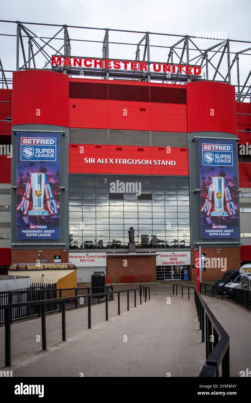 Vue du stand Sir Alex Ferguson (et de la statue) au stade Manchester United, Old Trafford, Salford Banque D'Images